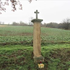 Kříž u silnice severně od Královic