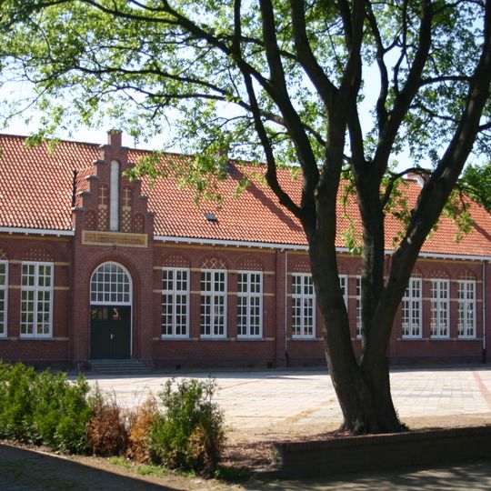 Jongensschool, eenlaags langgerekt bakstenen gebouw op rechthoekige plattegrond onder schilddak
