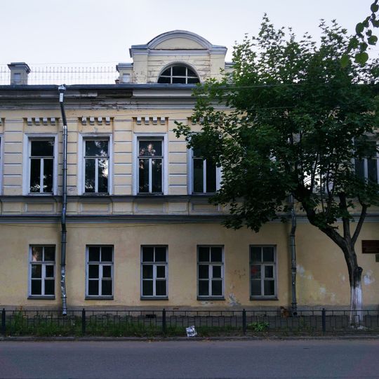 Жилой дом с лавкой, конторой, погребом и пекарней