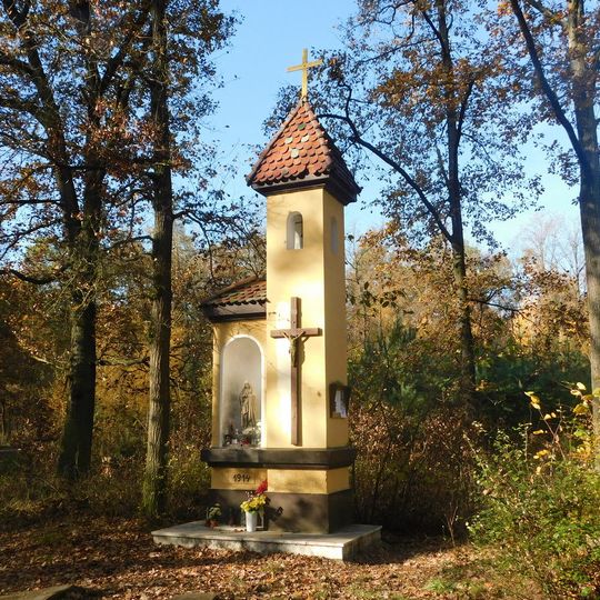 Kaplička v lese u Cyrilova