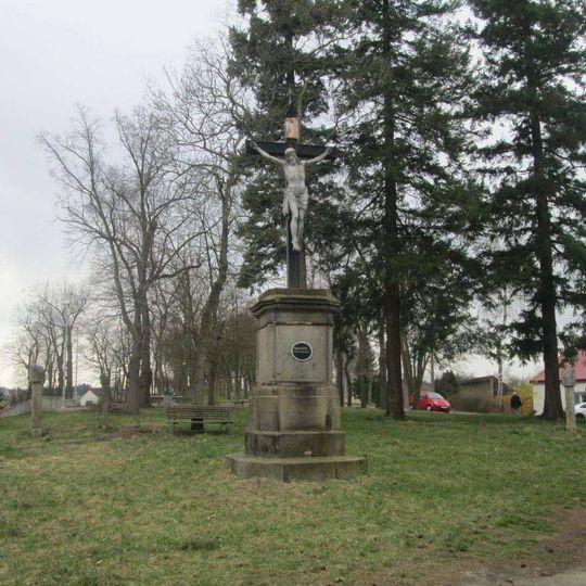 Kříž před kostelem v Nalžovských Horách