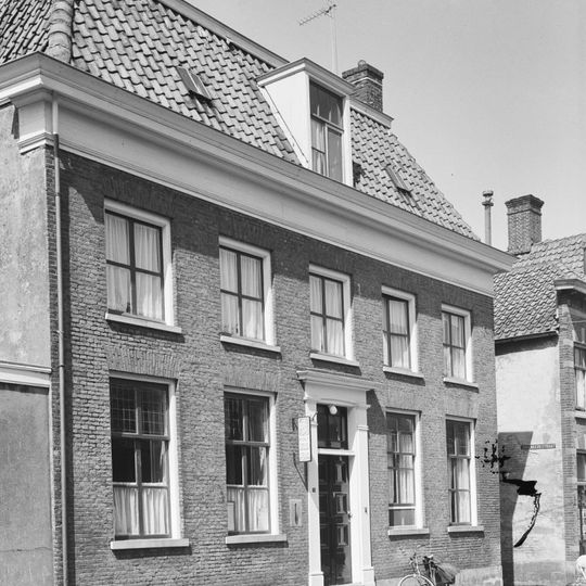 Rodeheldenstraat 24, Buren
