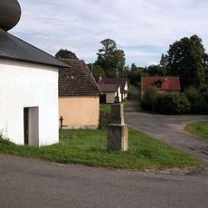 Kříž u kaple ve Svatavě