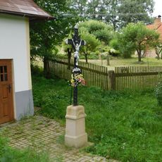 Kříž u kaple v Lohenicích