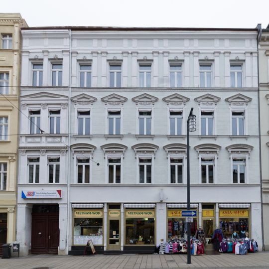 Mietshaus mit Läden in geschlossener Bebauung Berliner Straße 17