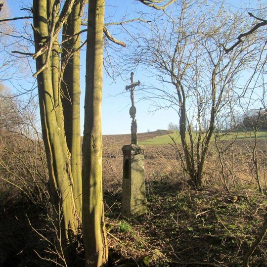 Kříž u hráze Návesního rybníka u Vlčkovic