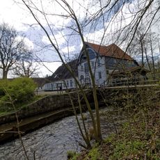 Brücke mit Stauwehr