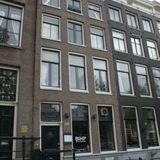 Pand met gevel onder rechte lijst