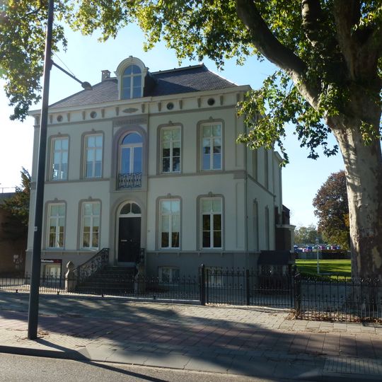 Gepleisterd herenhuis in eclectische trant