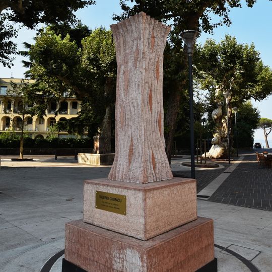 Scultura "The World Can Be Different"