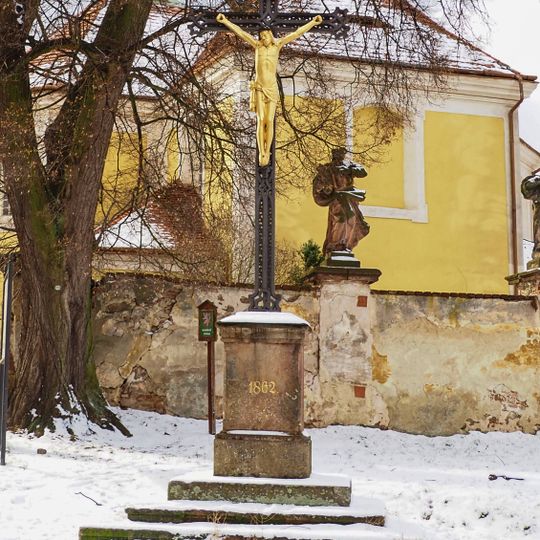 Kříž v Jesenici u kostela