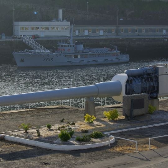 Monument commémoratif, canon du bâtiment de ligne Richelieu