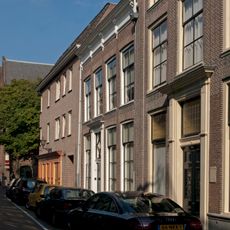 Pand met bakstenen gevel, kroonlijst op Lodewijk XV-consoles en voordeur met gesneden bovenlicht in pilasteromlijsting