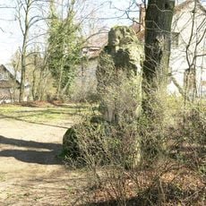 Kamenná plastika muže poblíž Bredovského zámečku ve Lvové