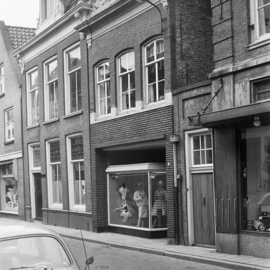 Gevel met rechte kroonlijst en dakkapel tussen rococoklauwstukken