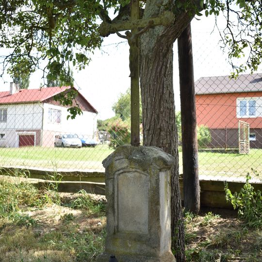 Kříž v Lipně v zahradě