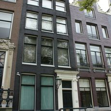 Pand met gevel onder rechte lijst