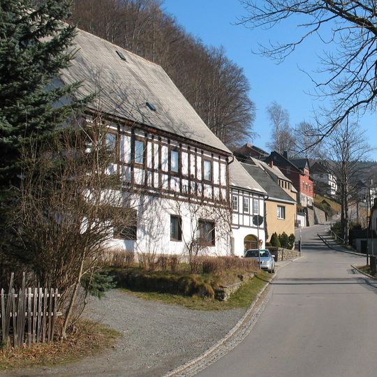 Zwei aneinander gebaute Wohnhäuser Kirchstraße 10; 11