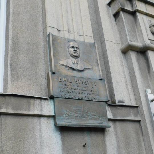 Pamětní deska Emilu Šťastnému na budově městského úřadu v Radnicích