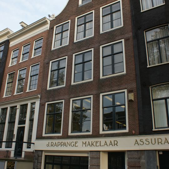 Huis, vanwege de zandstenen afdekkingen van de klokvormige top