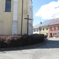 Kříž v Mýtu u kostela