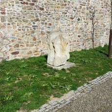 Kamenná plastika Dveře do nebe na parkánu hradeb v Kadani