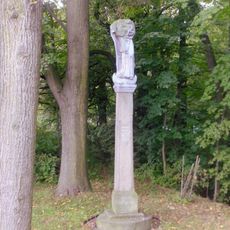 Sloup se sochou Panny Marie s dítětem