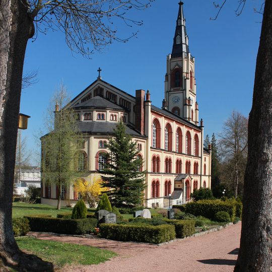 Einzeldenkmal der Sachgesamtheit Marienkirche und Friedhof Gersdorf: Kirche mit Ausstattung, Bestattungshalle, Wohnhaus des Friedhofswärters, Soldatengräber für die im 2. Weltkrieg gefallenen Soldaten und Gedenksteine für die Opfer des Faschismus