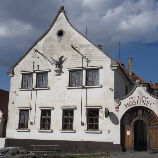 Tělocvična s branou vjezdu