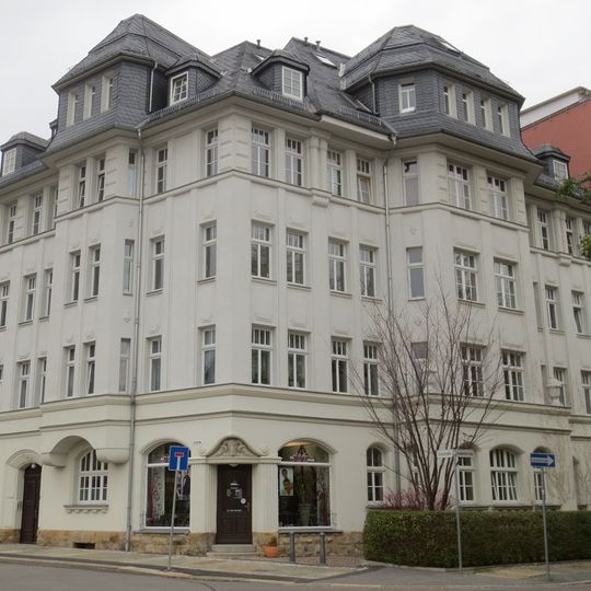 Mietshaus in halboffener Bebauung in Ecklage, mit Vorgarten zur Hauboldstraße Eckstraße 22