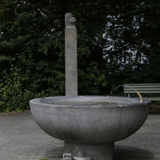 Brunnen mit Eule