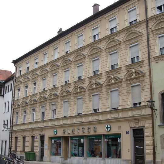 Pfarrhaus von St. Kassian bzw. Kanonikalhof der Alten Kapelle
