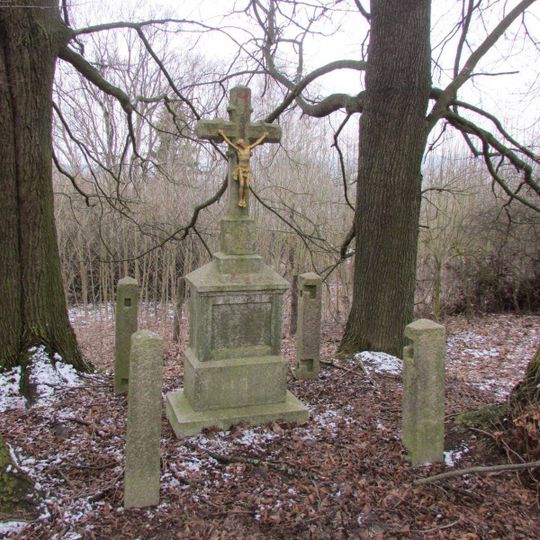 Kříž východně od Kostelce pod Kosteleckým vrchem