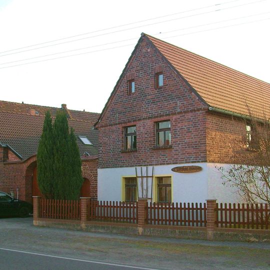 Bauernhof mit Wohnhaus und Ausgedingehaus, Hofmauer mit kleiner Pforte und großem Torbogen Dorfstraße 79