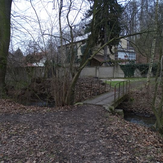 Lávka přes Únětický potok u rozcestníku Svojsíkovy sady