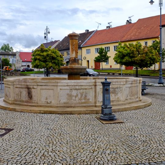 Kašna v Chodové Plané na náměstí