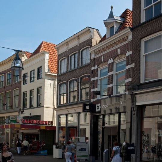 Pand met verhoogde lijstgevel met rococo-consoles