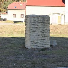 Kamenná plastika v Husově ulici v Březně u Chomutova