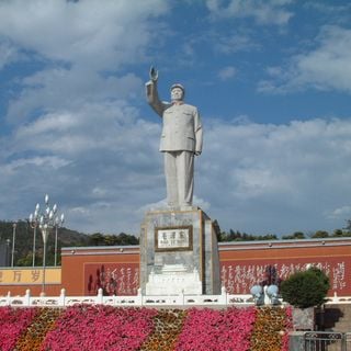 Statue of Mao Zedong at Red Sun Square, Lijiang