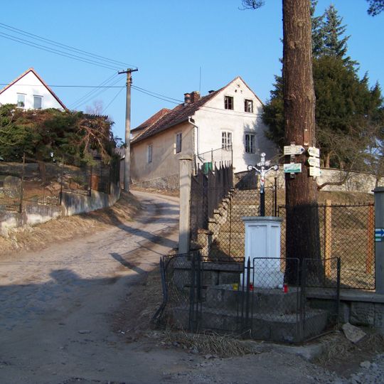 Kříž na rozcestí v ulici Boží voda v Liběchově