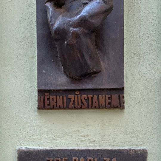 Pamětní deska Jar. Čápa na domě Karlova 145/25 v Praze