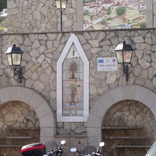 Retablo cerámico de la Virgen de los Desamparados y florero