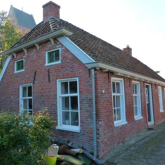 Eenvoudig pand onder zadeldak met wolfseinden