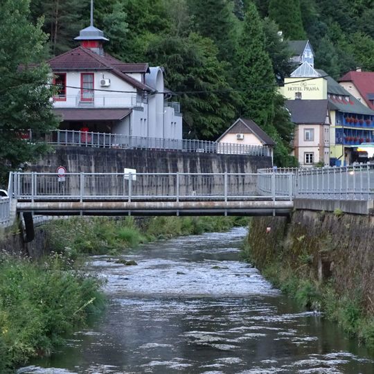 Lávka přes Kamenici v Hřensku proti čp. 31 a 32