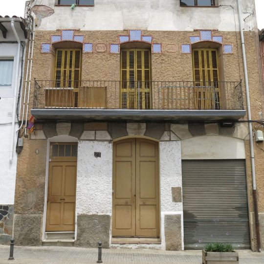 Habitatge amb façana de l'any 1930