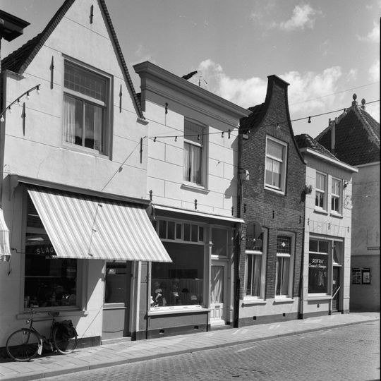 Huis met gepleisterd lijstgeveltje en schilddak