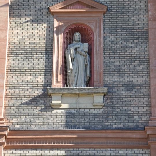 Socha svatého Cyrila na průčelí kostela svatého Václava na Smíchově