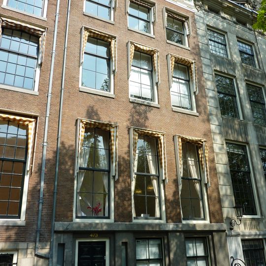 Pand met gevel onder rechte triglyfenlijst met rozetten en dakkapel