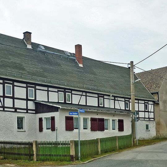 Wohnstallhaus und zwei Seitengebäude eines Bauernhofes Höckendorfer Straße 21