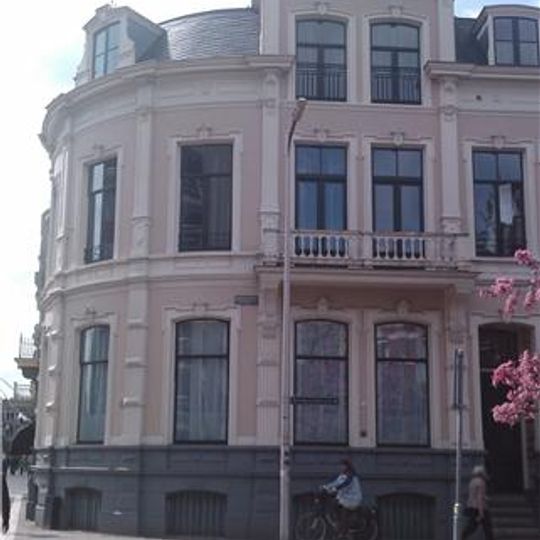 Neo-classicistisch woonhuis met kwartronde hoek